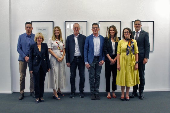 Die bisherigen Mitglieder des Aufsichts- und des Verwaltungsrates (v.l.n.r.) bei Landeshauptmann Kompatscher (1.v.r.) und Landesrätin Deeg (2.v.l.): Ludwig Castlunger, Renate König, Friedrich Mairhofer, Heiner Schweigkofler, Francesca Tosolini und Sabine Fischer. (Foto: LPA/Greta Stuefer) 