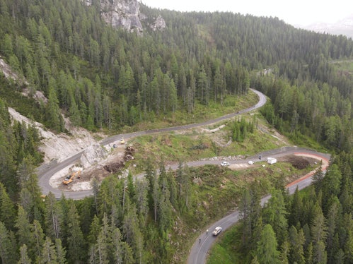 La popolare strada di montagna è stata ora asfaltata meglio e parzialmente riposizionata nel tratto critico. (Foto: ASP/Gnews)