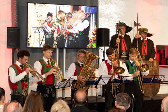 Für die musikalische Begleitung der Verleihung der Auszeichnungen im Rittersaal sorgte das Ensemble Bloserwind. (Foto: Land Tirol/Die Fotografen)