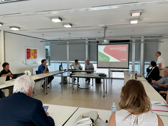 Il 7 agosto, la Commissione provinciale per l'impiego ha affrontato importanti questioni di politica del lavoro: la strategia per il mercato del lavoro 2030, i tirocini e le quote per i cittadini extracomunitari. (Foto: USP/Dipartimento Europa, Lavoro e Personale)