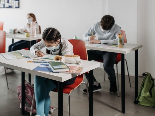 Auch in Südtirols Bildungsbereich gelten die staatlichen Vorsichtsmaßnahmen. Im Unterschied dazu bleiben in Südtirol nicht nur Geimpfte und Genesene, sondern auch jene Schüler in Präsenz, die beim Screening-Programm an den Schulen negativ getestet werden. (Foto: Pexels.com/Pavel Danilyuk)