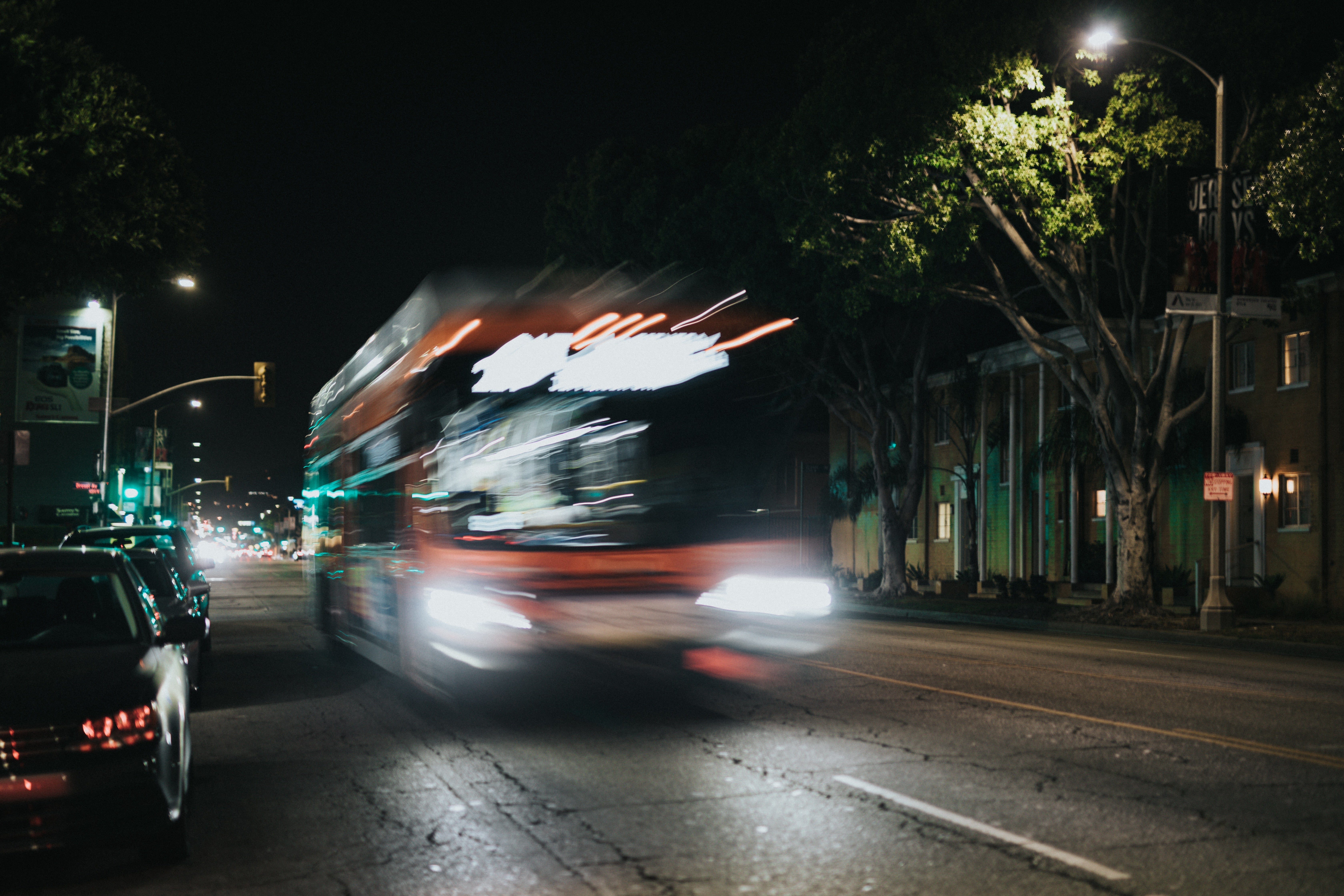 Gli autobus Nightliner percorreranno le strade dell'Alto Adige anche nella notte di Halloween, tra il 31 ottobre e il 1° novembre (Foto: Unsplash).