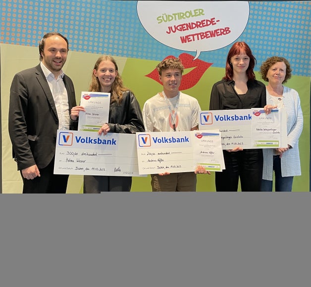 Auch Landesrat Philipp Achammer beglückwünschte die Sieger und Siegerinnen des Jugendredewettbewerbs. Im Bild die Auszeichnung in der Kategorie Klassische Rede Oberschule: (v.l.) Helena Wierer (1. Platz), Andreas Kofler (2. Platz), Mathilde Unterpertinger Cariolato (3. Platz), Brigitta Nocker (Volksbank) (Foto: LPA/Bildungsdirektion/Ulrike Huber)