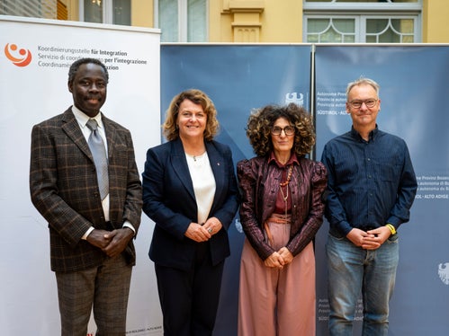 Fernando Biague, Landesrätin Rosmarie Pamer, Barbara Bogoni und Matthias Oberbacher präsentierten am 4. November in Bozen die aktuelle Ausgabe des Jahrbuchs zur Einwanderung. Im Mittelpunkt standen die neuesten Zahlen und Entwicklungen zur Migration in Südtirol. (Foto: LPA/Fabio Brucculeri)