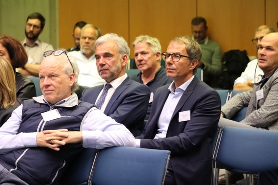 Grenzüberschreitender Austausch (von links): der Direktor des Funktionsbereichs Wildbachverbauung Fabio De Polo, Bevölkerungsschutzlandesrat Arnold Schuler, Ressortdirektor und Direktor der Agentur für Bevölkerungsschutz Klaus Unterweger (Foto: LPA/Maja Clara)