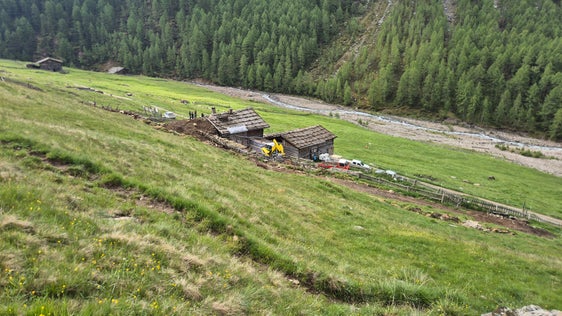 Il terrapieno si era parzialmente crollato e premeva contro il muro di sostegno sul versante a monte di un edificio sottoposto a tutela storico-artistica nella malga Mitterkaser, un antico maso nella valle di Fosse, nel Comune di Senales. (Foto: USP/Ufficio Sistemazione bacini montani ovest presso l’Agenzia per la Protezione civile)