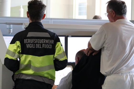 Dopo aver estratto la password dalla busta sigillata consegnata dall'ufficiale del Corpo permanente dei vigili del fuoco di Bolzano e averla inserita, il centralinista provinciale d'emergenza ha potuto attivare il segnale della sirena. (Foto: USP/Maja Clara)