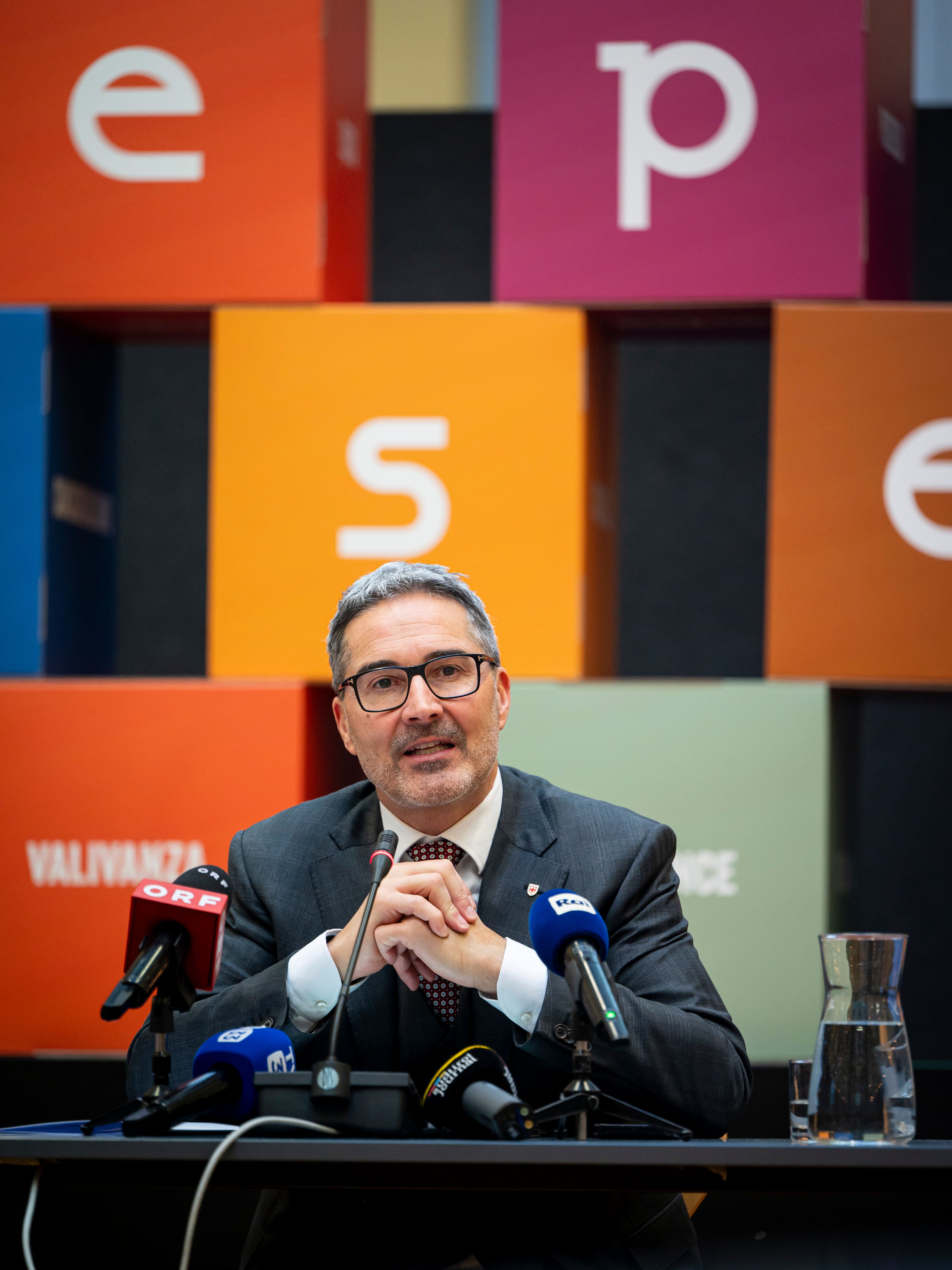 Landeshauptmann Arno Kompatscher präsentierte am 29. Dezember bei einem Mediengespräch zum Jahreswechsel die Jahresbilanz der Südtiroler Landesregierung und stellte die Vorhaben für 2026 vor. (Foto: LPA/Fabio Brucculeri)