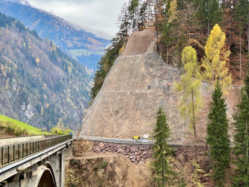 Nun ist die Umleitung über die alte Landesstraße im Ultental hergestellt. Dafür waren auch eine Reihe von Sicherungseingriffen nötig. Nach den Wintermonaten wird an der Brücke Eschenlohe gearbeitet. (Foto: LPA/Augustin Hueber)