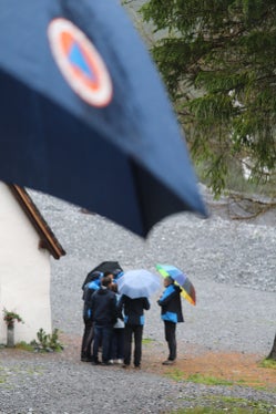 Mehrmals im Jahr überzeugt sich Landeshauptmann und Bevölkerungsschutzlandesrat Arno Kompatscher von den Maßnahmen, die zum Schutz der Bevölkerung umgesetzt werden; im Bild mit Technikern und Gemeindevertretungen bei den Geschiebemassen neben der Wallfahrtskirche zu den Heiligen Drei Brunnen in Trafoi. (Foto: LPA/Maja Clara)