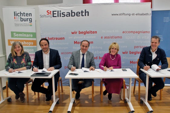 Mit der Unterzeichnung der Vereinbarung zwischen Land, Verband der Seniorenwohnheime und dem Bildungshaus Lichtenburg wurde die rechtliche Basis für den neuen Ausbildungslehrgang besiegelt. Im Bild v.l.: Martina Ladurner, Philipp Achammer, Giuliano Vettorato, Waltraud Deeg, Christian Klotzner. (Foto: LPA/Greta Stuefer)