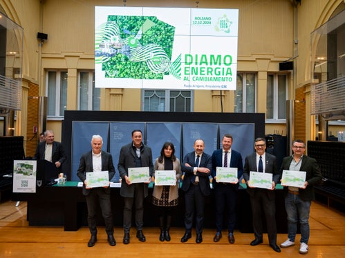 Il presidente del GSE Paolo Arrigoni (4° da sinistra) ha premiato i Comuni: da sinistra i sindaci Thomas Klapfer (Fortezza) e Hansjörg Zelger (Terlano), l'assessora Emanuela Albieri (Merano), i sindaci Rober Tschöll (San Leonardo in Passiria), Robert Alexander Steger (Predoi) e Felix Ploner (Marebbe). Nella foto manca un rappresentante del Comune di Vipiteno. (Foto: USP/Fabio Brucculeri)