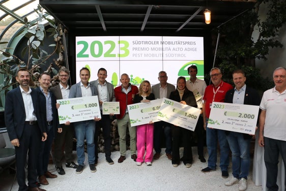 Freude über den Mobilitätspreis 2023: Die Gewinner des Südtiroler Mobilitätspreises 2023 bei der Preisverleihung in Bozen. (Foto: LPA/Patrick Thaler)