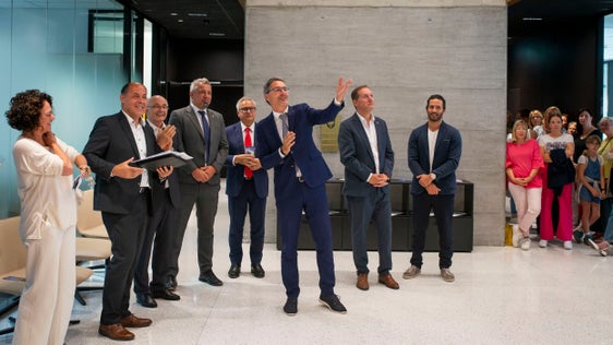 Auch Landeshauptmann Arno Kompatscher gehörte zu den Ehrengästen, die sich über die feierliche Bestimmungsübergabe des neuen Personal-Landhauses freuten. (Foto: LPA/Fabio Brucculeri)