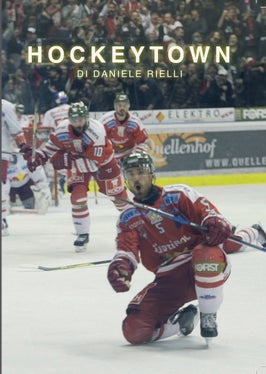 Il film Hockeytown verrà presentato e proiettato gratuitamente il giorno mercoledì 27 novembre alle ore 18.00 presso il Centro Trevi – Trevilab. Il filmato sarà disponibile per il prestito gratuito nella Mediateca del Centro Audiovisivi al Centro Trevi in Via Cappuccini 28 a Bolzano. (Foto: USP)