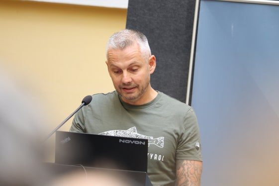 Der Präsident des Südtiroler Fischereiverbandes Markus Heiss: Unsere Mitglieder bewirtschaften 90 Prozent der Fischereigewässer. Die Marmorierte Forelle hat eine Sonderbedeutung, und die Fachtagung MarmoGen trägt dieser Bedeutung Rechnung. Geht es der Marmorata gut, geht es auch den anderen Fischen und der Fischerei gut. Artenschutz funktioniert am besten, wenn Forschung, Verwaltung und Gewässerbewirtschaftung zusammenarbeiten. (Foto: LPA/Maja Clara)