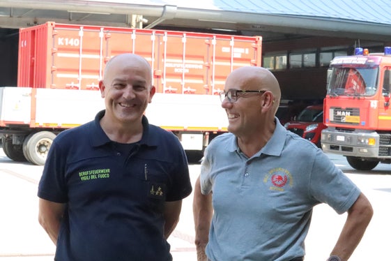 Vor dem Start: Berufsfeuerwehroffizier Martin Gasser (links) führt die Kolonne an, die von Bezirksfeuerwehrpräsident Untervinschgau Roman Horrer in Vertretung des Landesverbandes der Freiwilligen Feuerwehren verabschiedet wurde. (Foto: LPA/Maja Clara)