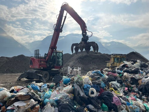Auf der Mülldeponie Pfatten werden mit einem speziellen Bagger Proben von festen Siedlungsabfällen aus allen Südtiroler Bezirken genommen und analysiert. (Foto: LPA/Landesagentur für Umwelt und Klimaschutz)