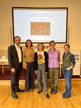 Sind sich der Bedeutung des Theaters für Kultur und Gesellschaft einig: Landesrat Philipp Achammer, Amtsdirektorin Angelika Gasser, Werkstattgespräch-Moderatorin Christine Helfer, Dramaturgin Maxi Obexer und Katarína Kovácová, Mitarbeiterin des Amtes für Kultur. (Foto: LPA/Nicole Abler)