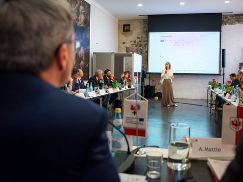 La cunlauradëura dl pruiet Erica Cova à prejentà nce tl’aduneda Euregio i details dl servisc Euregio de previjion meteo. (Foto: USP/Fabio Brucculeri)