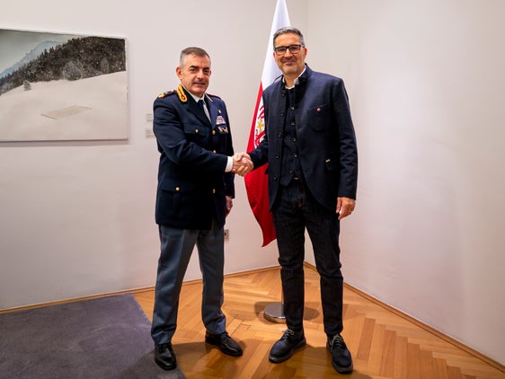 Pasquale Sorgonà (links) übernimmt die Leitung der Verkehrspolizei Trentino-Südtirol und Belluno. Landeshauptmann Arno Kompatscher empfing ihn heute (17. Oktober) im Palais Widmann zu einem ersten Gespräch. (Foto: LPA/Greta Stuefer)
