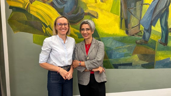 L'assessora provinciale al Lavoro, Magdalena Amhof (a sinistra nella foto) e la consigliera di parità Brigitte Hofer. (Foto: USP/Dipartimento Europa, Lavoro e Personale)