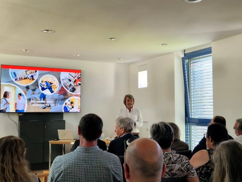 Nel distretto sanitario di Malles, l'assessore Hubert Messner ha incontrato i collaboratori e i dirigenti per discutere delle esigenze, delle idee e dei miglioramenti nel settore sanitario. (Foto: USP/Katharina Trocker)