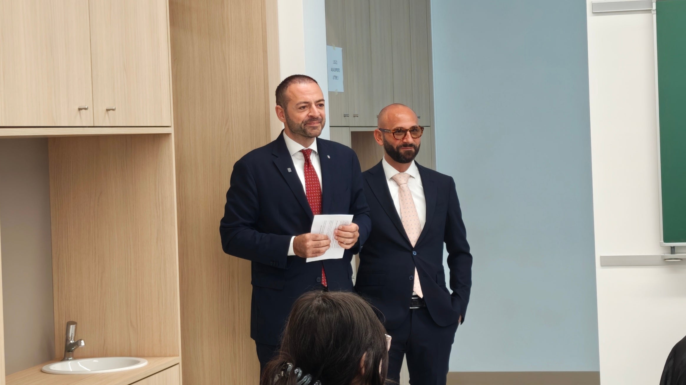 La scuola non è solo un edificio, ma un simbolo: un luogo dove le idee prenderanno forma. Gli spazi educativi non sono solo contenitori fisici, ma condizionano e influenzano ciò che si apprende, ha dichiarato il vicepresidente Marco Galateo in occasione dell'inizio del nuovo anno scolastico alle scuole Ada Negri. Nella foto, il vicepresidente con il dirigente scolastico Diego Paolizzi. (Foto USP)