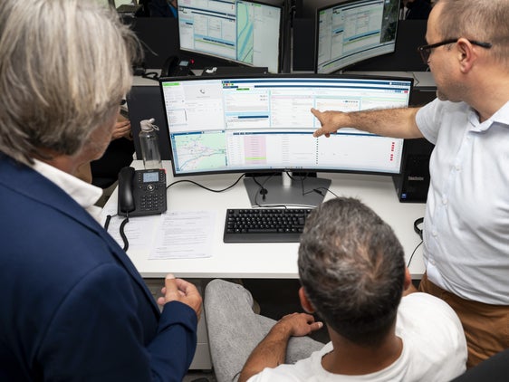 L'assessore provinciale alla Prevenzione sanitaria e Salute Hubert Messner (a sinistra) e il coordinatore Alessio Zancanaro (a destra) con i collaboratori nella centrale operativa della hotline 116117. Finora sono state registrate in media 148 chiamate al giorno nei fine settimana e circa 75 al giorno nei giorni feriali. Circa il 38% delle chiamate è pervenuto durante la notte. (Foto: USP/Fabio Brucculeri)