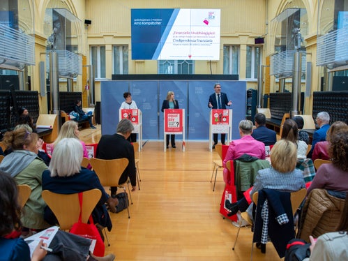 La presidente Oberhammer (al centro) e la vicepresidente Califano (a sinistra), insieme al presidente Kompatscher (a destra), hanno presentato oggi le campagne Equal Pay Day 2023 (Foto: ASP/Fabio Brucculeri)