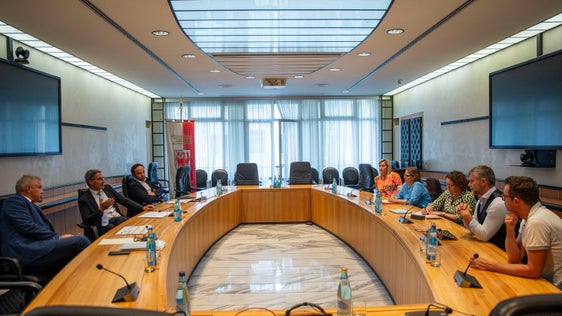 I "tavoli tecnici" dovranno chiarire le questioni in vista delle trattative ufficiali per il contratto collettivo: questo è quanto hanno concordato (da sinistra) il direttore generale Steiner, il presidente Kompatscher e l'assessore provinciale Achammer con i rappresentanti sindacali delle scuole a carattere statale. (Foto: ASP/Fabio Brucculeri)  