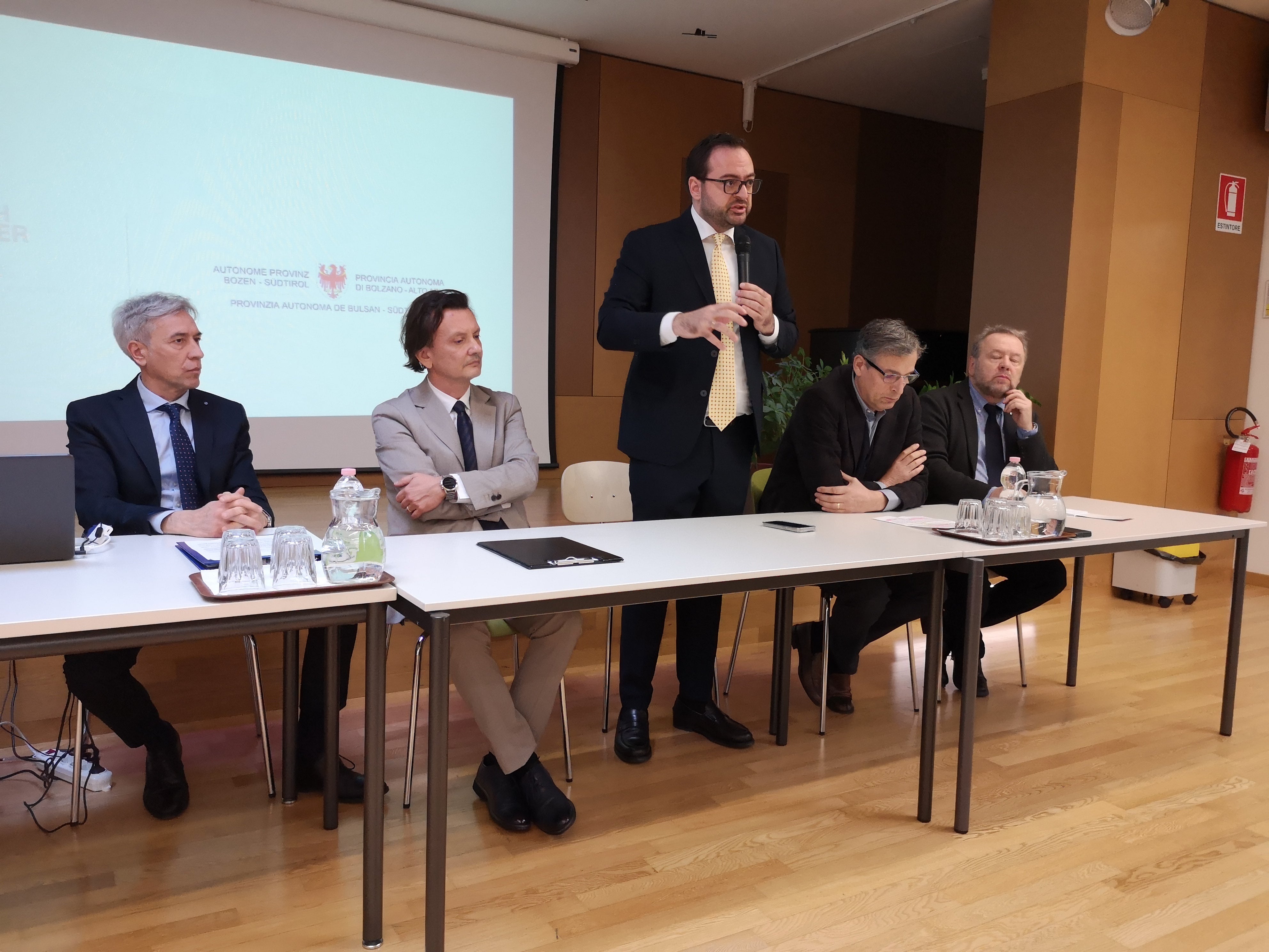 Si è tenuta oggi (21 marzo) alla Scuola provinciale per le professioni sociali Lévinas di Bolzano la conferenza stampa di presentazione della qualificazione professionale di “Youth worker”, promotore e promotrice di politiche giovanili. Nella foto (da sinistra) il direttore Alberto Conci, il sovrintendente Vincenzo Gullotta, il vicepresidente della Provincia Marco Galateo, il direttore della Formazione professionale Giuseppe Delpero e il presidente di Irecoop Andrea Grata (Foto: ASP/Luca Ciprari).