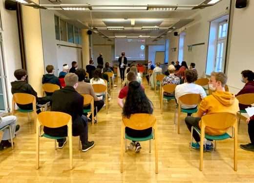 Der gestrige Auftakt der 25. Mathematik-Modellierungswoche in Tramin: Begrüßung durch die Koordinatoren der Modellierungswoche, Matthias Ratering und Iris Gatterer (Foto: LPA/Deutsche Bildungsdirektion/Christof Wiedemair)