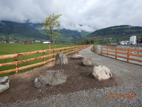 Die Dammwege entlang des Eisacks im Talboden in den Gemeinden Sterzing und Pfitsch können nun wieder begangen werden; wo es möglich war, wurden Laubbäume gepflanzt. (Foto: LPA/Landesamt für Wildbach- und Lawinenverbauung Nord)