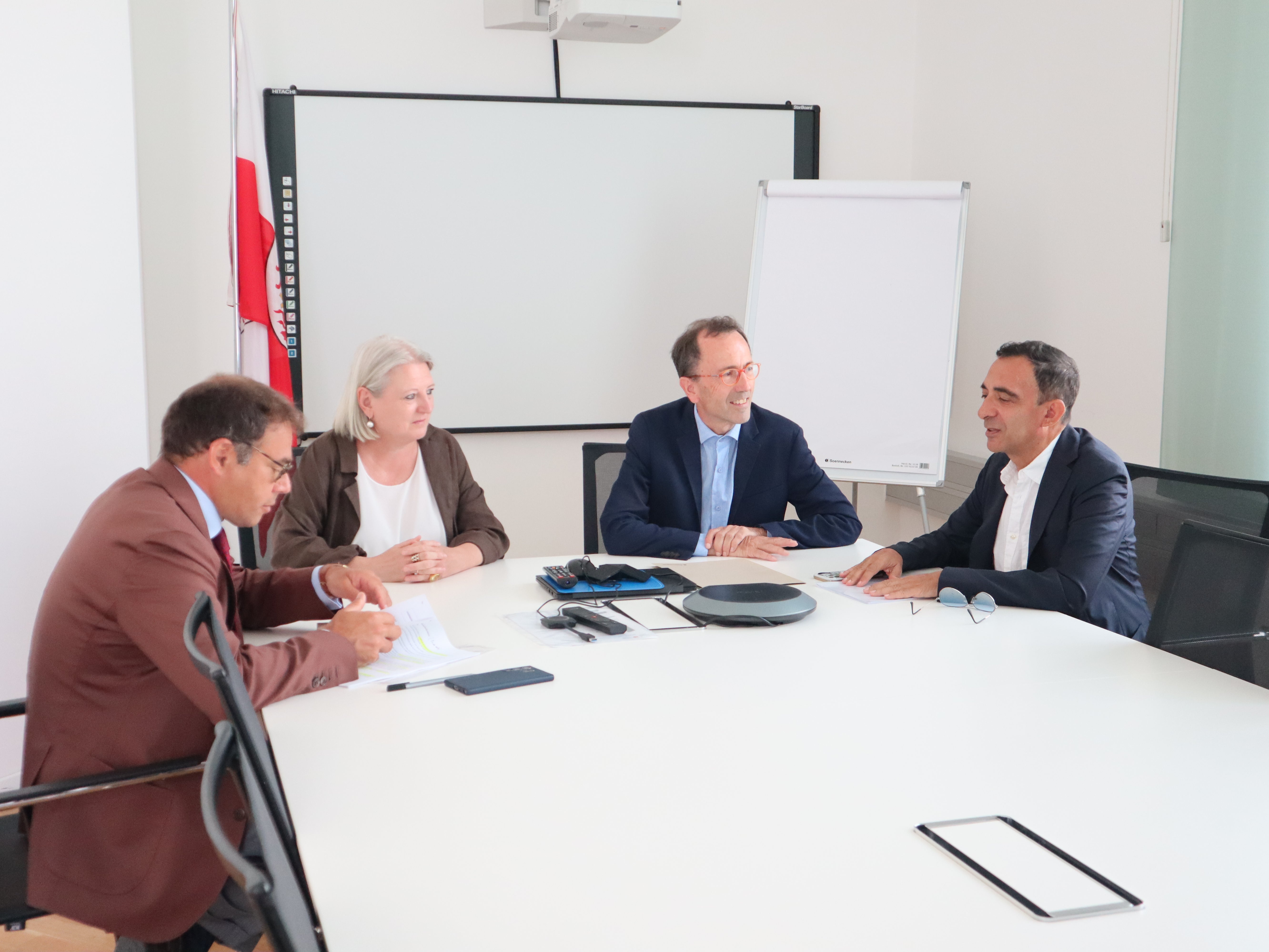 Una rete più forte tra MIC e Provincia di Bolzano per la gestione degli archivi. Nella foto (da sinistra) il direttore generale degli Archivi del MiC, Antonio Tarasco, la Soprintendente ai Beni culturali della Provincia autonoma di Bolzano, Karin Dalla Torre, il direttore del dipartimento Innovazione e Ricerca, Musei, Beni culturali, Cultura tedesca e Diritto allo studio, Armin Gatterer e il direttore del dipartimento Cultura italiana e sviluppo economico, Antonio Lampis. (Foto: ASP/Lukas Bonenti)