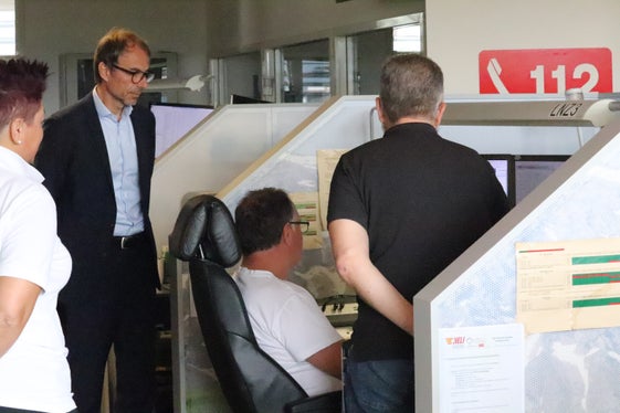 La password per l'attivazione dell'allarme di protezione civile viene consegnata dal Corpo permanente dei Vigili del fuoco alla Centrale provinciale d'emergenza. Lì l'allarme viene attivato sul computer nell'area interessata. Nella foto (a sinistra) ii direttore dell'Agenzia per la Protezione civile Klaus Unterweger. (Foto: ASP/Maja Clara)