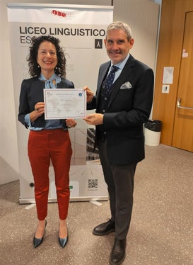 Der französische Generalkonsul François Revardeaux hat heute (6. Oktober) Schuldirektorin Cristina Crepaldi die Auszeichnung Label FrancEducation überreicht. (Foto: LPA)