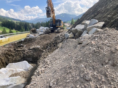 Die Arbeiten an der Straße bei Puntac im Gadertal sind aufgrund der schwierigen geologischen Verhältnisse sehr aufwendig. Vor allem geht es darum, die Stabilität des Hangs zu verbessern. Das lehmige Material ist besonders anfällig, wenn Wasser eindringt. (Foto: LPA/Landesabteilung Tiefbau)