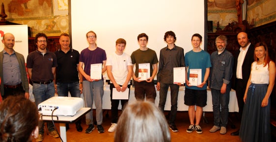 Die Schüler Emil Bertrand Mair, Technologische Fachoberschule Meran, Mattia Mussner, Technologische Fachoberschule Bozen, Max Mirandola, TFO Bozen, David Mairhofer, TFO Brixen, Maximilian Pardatscher, TFO Bozen und Matthias Mair, Realgymnasium Bruneck, haben sich mit Erfolg am territorialen Wettbewerb der Olimpiadi Italiane di Informatica beteiligt. (Foto: LPA/Bildungsdirektion/Verena Hilber)