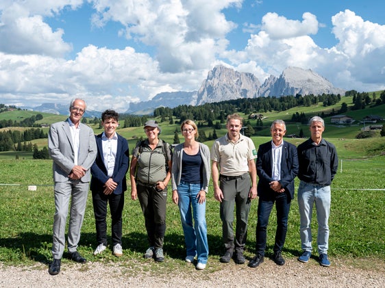 Gemeinsamer Einsatz für den Erhalt der Naturlandschaft (von rechts): Leo Hilpold, Direktor des Landesamtes für Natur, Landesrat Peter Brunner,  Naturpark Ranger Anton Schönberger,  Elisabeth Berger, Koordination Dolomiten UNESCO Welterbe, Südtirol Alto Adige Rangerin Michaela Prister, Martin Rabensteiner, Direktor von Seiser Alm Marketing, und Florian Zerzer, Direktor der Landesabteilung Natur, Landschaft und Raumentwicklung. (Foto: LPA/Fabio Brucculeri) 