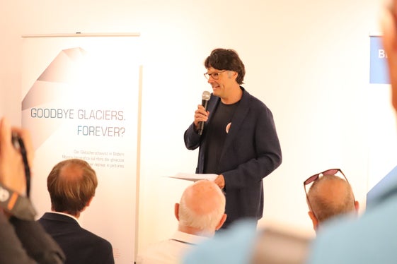 Ausstellungskoordinator und Amtsdirektor Roberto Dinale: Mit der Neuauflage der Ausstellung im heurigen Internationalen Jahr für die Erhaltung der Gletscher fragen wir uns, ob dieser Rückzug der Gletscher für immer sein wird: forever? Es herrsche Betroffenheit angesichts des Gletscherschwundes, aber es bestehe auch Hoffnung. (Foto: LPA/Maja Clara)