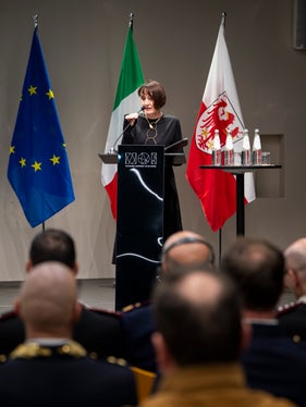 Über die Strategie der italienischen Regierung, die eng an jene der EU angelehnt sei, berichtete Regierungskommissarin Maddalena Travaglini. (Foto: LPA/Fabio Brucculeri)