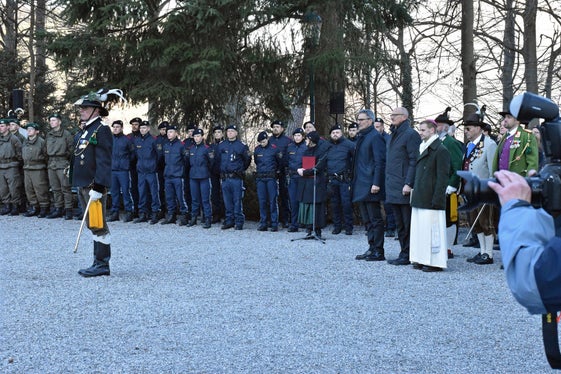 I presidenti Arno Kompatscher e Anton Mattle e l'abate Leopold di Wilten hanno partecipato alla commemorazione di Andreas Hofer sul Bergisel. (Foto: Land Tirol/Schwarz)
