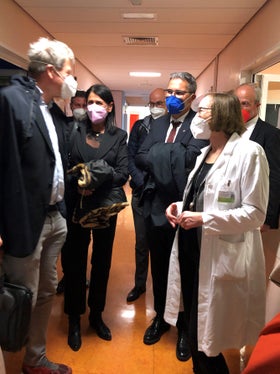 Nach der Sitzung machte der Landeshauptmann einen kurzen Rundgang auf den Abteilungen Gynäkologie und Geburtshilfe: (v.l.9 Sanitätsdirektor Josef Widmann, Bezirksdirektorin Irene Pechlaner, Abteilungsdirektor für Technik und Vermögen Heinrich Corradini, Ressortdirektor Günther Burger, ärztliche Direktorin Monika Zäbisch, Generaldirektor Florian Zerzer. (Foto: Südtiroler Sanitätsbetrieb)