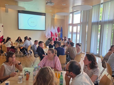 Euregio-Cafè: alcuni giovani che si occupano professionalmente di tematiche europee a Bruxelles hanno fornito consigli e informazioni su come entrare nel mondo del lavoro europeo. (Foto: Euregio)