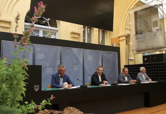 Günther Unterthiner, Andreas Werth, Albert Wurzer und Michael Oberhuber (v.l.) haben den Agrar- und Forstbericht 2021 vorgestellt. (Foto: LPA/Matilde Ciriani)