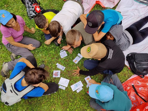 Bei viel Information zur Entstehung der Au, zu Neophyten und Schutzgebieten blieb Zeit für das gemeinsame Spielen: Naturschutz soll auch Spaß machen. (Foto: LPA/Amt für Natur/Elias Ladurner)