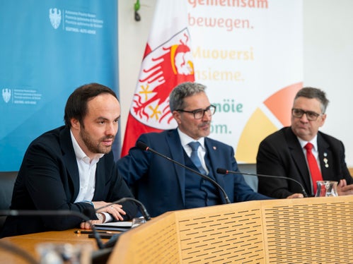 Bei der an die dreistündige Sitzung anschließenden Pressekonferenz ging Landesrat Philipp Achammer (von links) auf den Ausbildungsstandort Bruneck ein. Mit ihm gaben Landeshauptmann Arno Kompatscher und Bezirkspräsident Robert Alexander Steger der Presse Auskunft. (Foto: LPA/Fabio Brucculeri)