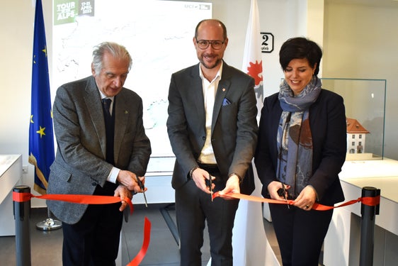 Da sinistra il presidente del GS Alto Garda organizzatore del Tour of the Alps Giacomo Santini, l'assessore tirolese al turismo Mario Gerber e la presidente del GECT Euregio Connect Karin Seiler tagliano il nastro della mostra interattiva sulla corsa a tappe ospitata dall'Infopoint dell'Euregio di Innsbruck (Foto: Ufficio stampa Land Tirol)