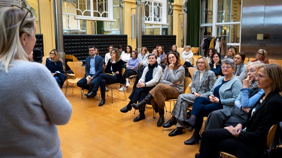 Die Initiative "Frauen in Führung! Donne Leader" vereint die weiblichen Führungskräfte der Landesverwaltung. Rund 40 Frauen haben sich vor Kurzem zu einem Netzwerktreffen mit Landesrätin Amhof (4.v.r., vorne) getroffen. (Foto: LPA/Fabio Brucculeri)